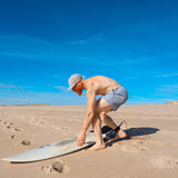 Man wearing Misty Grey Blauw Short heading out to surf